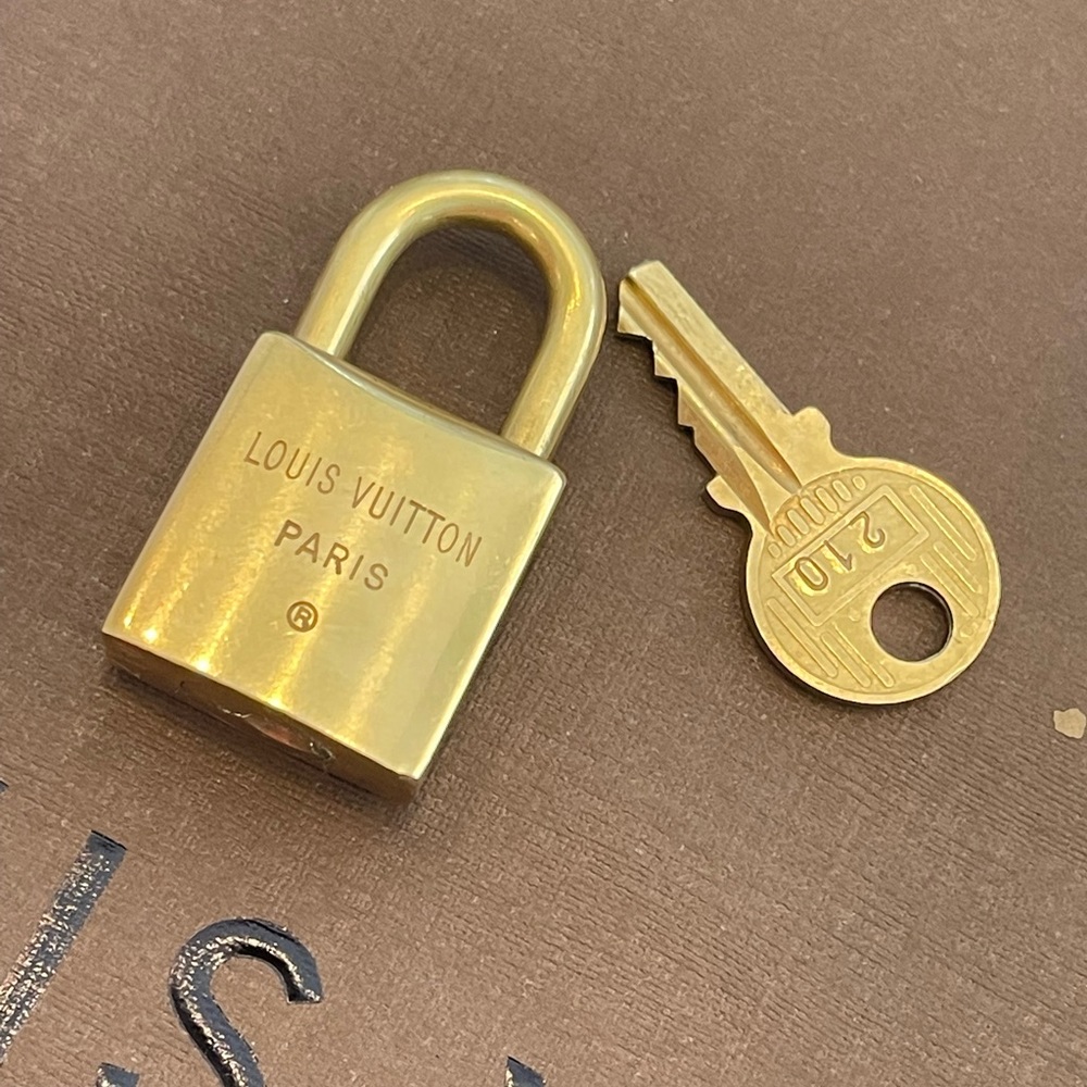 Authentic Louis Vuitton Padlock and Key Model LV
No.210